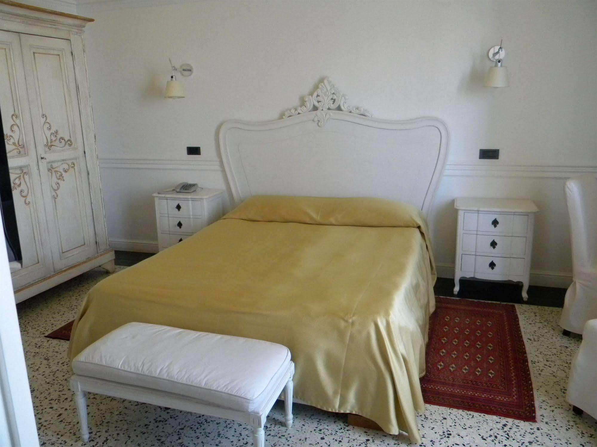 Tronas & Hotel