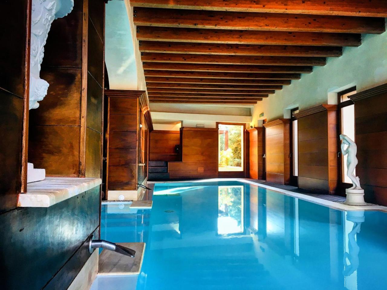 Tronas & Hotel 5*